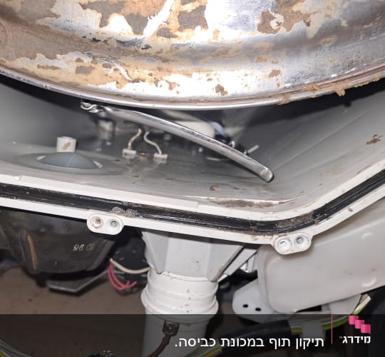 חלקים פנימיים של מכשיר חשמלי עם חוטים וחיבורים